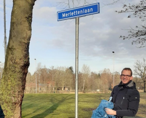 Voorzitter Erik-Jan van Dijk is blij met het straatnaambord.