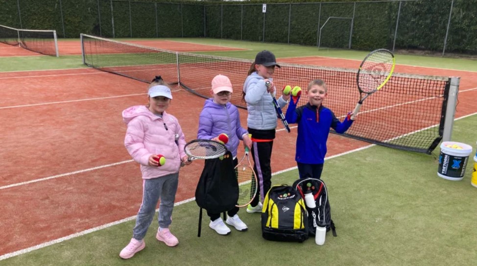 Deze jeugdleden bereidden zich tijdens de kick off op de eigen banen voor op de competitie.