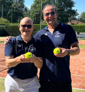 Tim Durlinger (l) en Adrie van Leuken voelden aan het opschrift van de tennisballen dat zij clubkampioenen konden worden in het heren dubbel 7. Hun droom kwam uit.